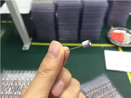 The pin is broken, and both sides have symmetrical pins.